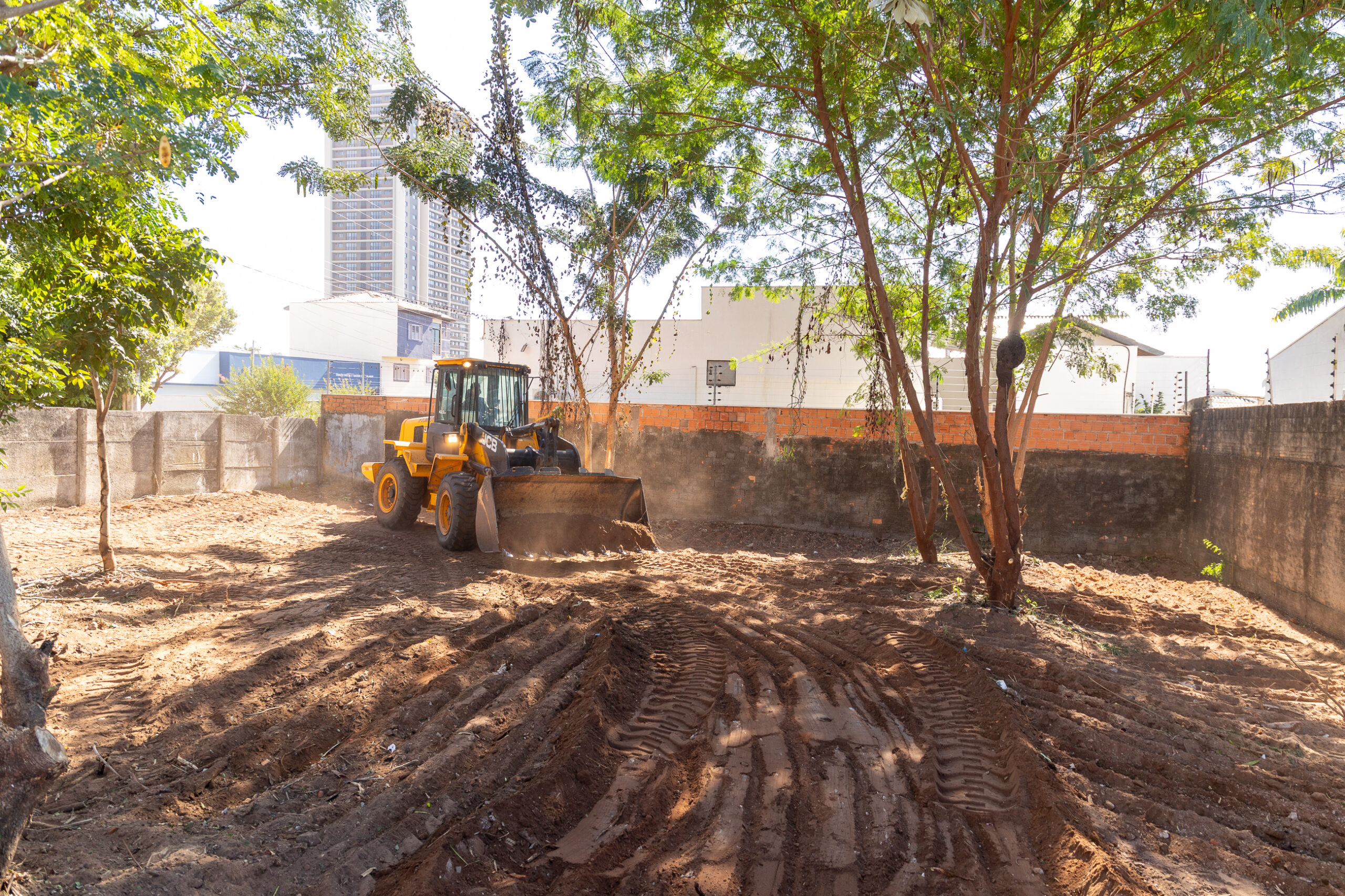 A limpeza de terreno é uma das ações mais eficazes e preventivas para evitar queimadas em áreas urbanas e rurais. Durante os períodos de estiagem, o acúmulo de folhas secas, galhos e vegetação morta transforma-se em um verdadeiro combustível natural, pronto para iniciar incêndios que colocam em risco o meio ambiente, propriedades e até vidas humanas.