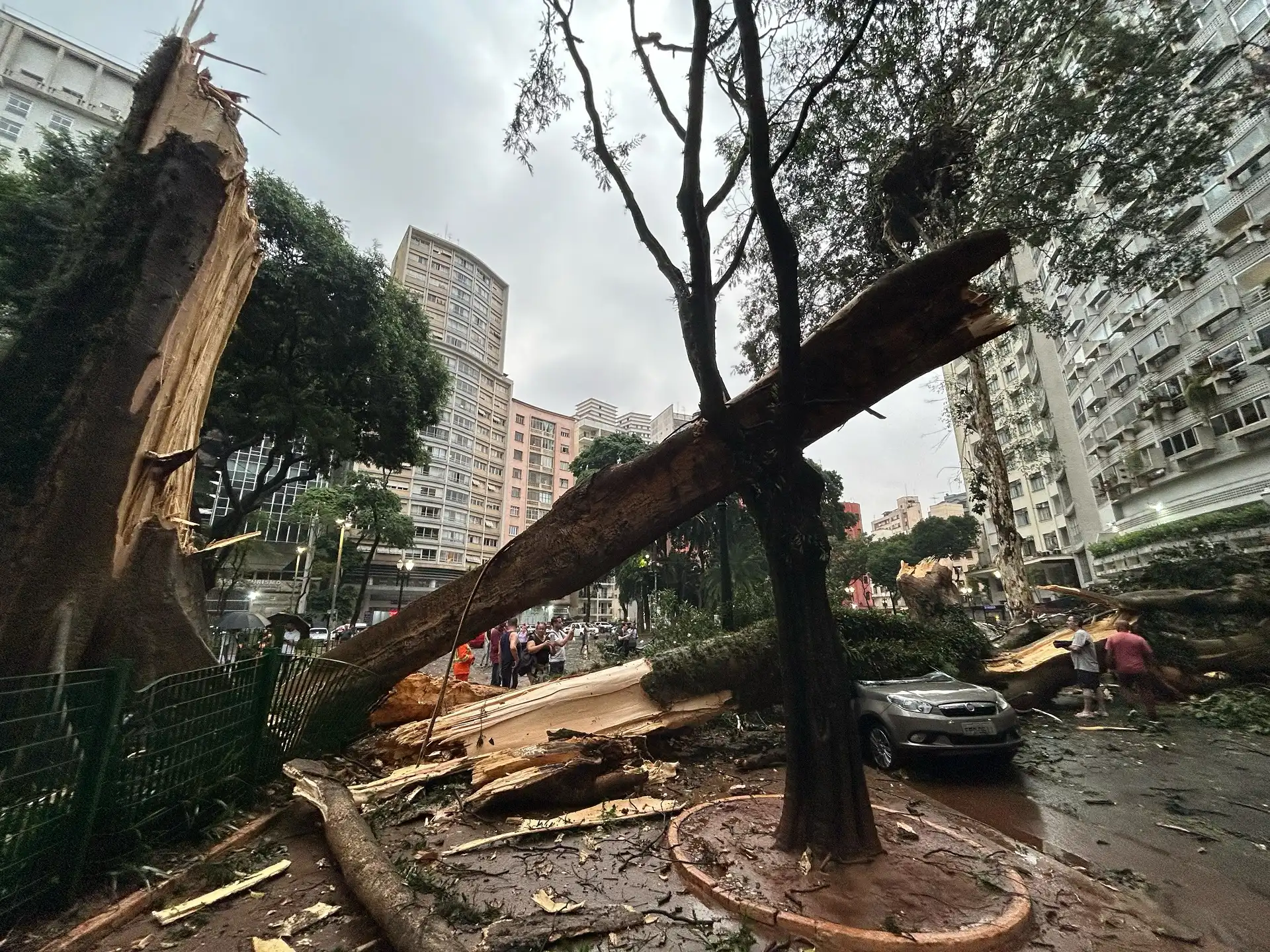 Os ventos fortes em São Paulo não foram um evento isolado, mas sim a manifestação de um fenômeno climático mais amplo.