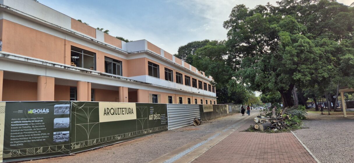 A supressão de vegetação arbórea com compensação o que é e como funciona é uma das dúvidas mais frequentes para quem deseja construir ou expandir negócios na capital paulista. Ignorar as regras ambientais pode transformar um investimento promissor em um pesadelo jurídico e financeiro. Por outro lado, entender o equilíbrio entre o desenvolvimento urbano e a preservação ambiental é o primeiro passo para garantir a viabilidade do seu projeto.